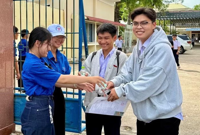 Đội hình Tiếp sức mùa thi tại điểm thi Trường THPT Trưng Vương (phường Quy Nhơn) sẵn sàng hỗ trợ thí sinh. Ảnh: Dương Linh