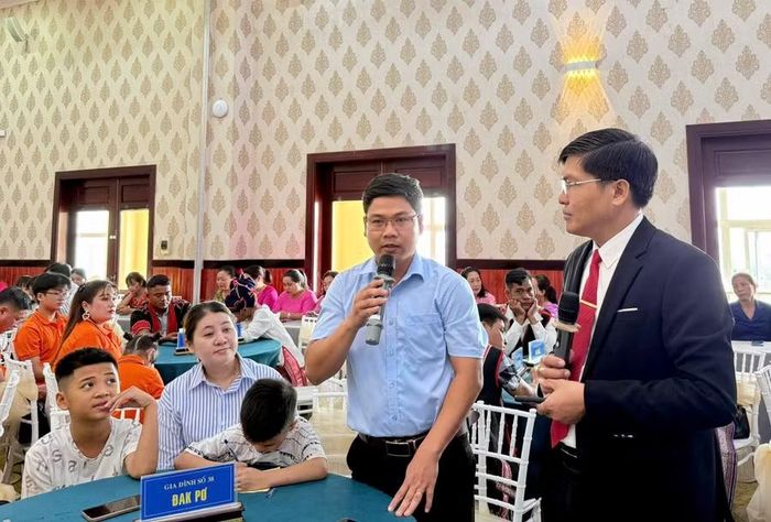 Các gia đình chia sẻ tại talkshow “Bí quyết xây dựng gia đình hạnh phúc trong thời đại công nghệ số”. Ảnh: Thảo Khuy