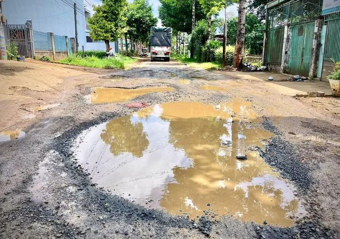  Một trong những nguyên nhân khiến đường nhanh xuống cấp là nhiều xe tải trọng lớn lưu thông thường xuyên trong khi tuyến đường chưa được đầu tư hệ thống thoát nước hoàn chỉnh. Ảnh: Minh Phương 