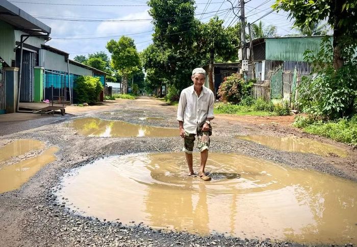  Ông Nguyễn Văn Thắng (số 75 đường Nguyễn Bá Lại) cho biết, không chỉ xe tải mà nhiều xe đầu kéo cũng thường xuyên lưu thông qua tuyến đường này, khiến mặt đường ngày càng hư hỏng nặng. Ảnh: Minh Phương 