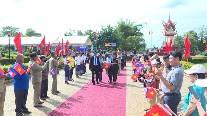 Ban chuyên trách tỉnh Gia Lai và Ban chuyên trách tỉnh Ratanakiri đưa hài cốt liệt sĩ ra xe để về Việt Nam. Ảnh: Đoàn Bình