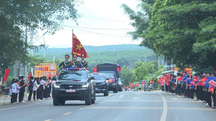 Các tầng lớp nhân dân tỉnh Gia Lai đón chào các liệt sĩ về yên nghỉ trong lòng đất mẹ Việt Nam. Ảnh: Đoàn Bình