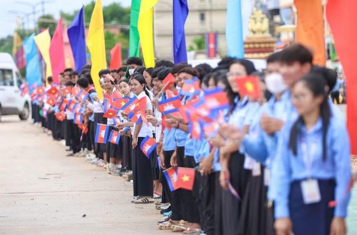 Rất đông học sinh 2 tỉnh Stung Treng và Ratanakiri đến tiễn biệt các liệt sĩ. Ảnh: Đoàn Bình