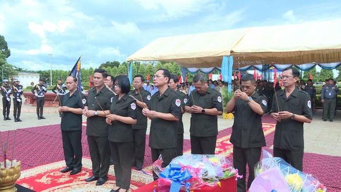 Ban chuyên trách tỉnh Gia Lai dâng hương tưởng niệm các liệt sĩ tại tỉnh Ratanakiri. Ảnh: Đoàn Bình