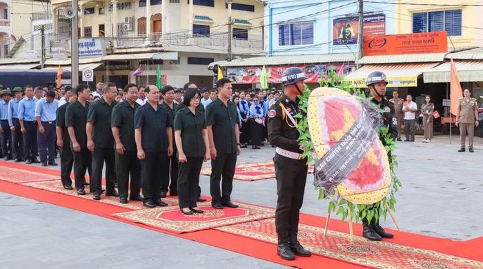 Ban chuyên trách tỉnh Gia Lai dâng hoa, dâng hương tri ân các liệt sĩ tại tỉnh Stung Treng. Ảnh: Đoàn Bình