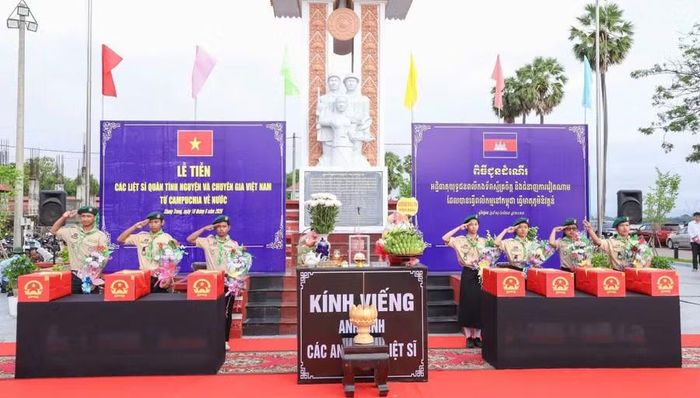 Các em học sinh tỉnh Stung Treng tri ân các liệt sĩ. Ảnh: Đoàn Bình
