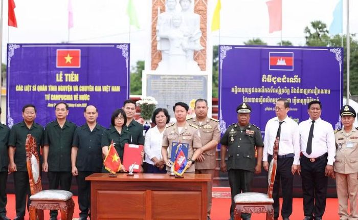 Ban chuyên trách tỉnh Gia Lai và Ban chuyên trách tỉnh Stung Treng ký kết biên bản giao, nhận hài cốt liệt sĩ. Ảnh: Đoàn Bình