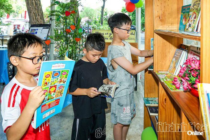 Các em nhỏ đọc sách tại không gian thư viện xanh.