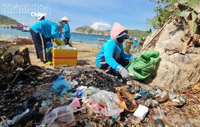 Các tình nguyện viên nhặt rác trên bãi Phụ.