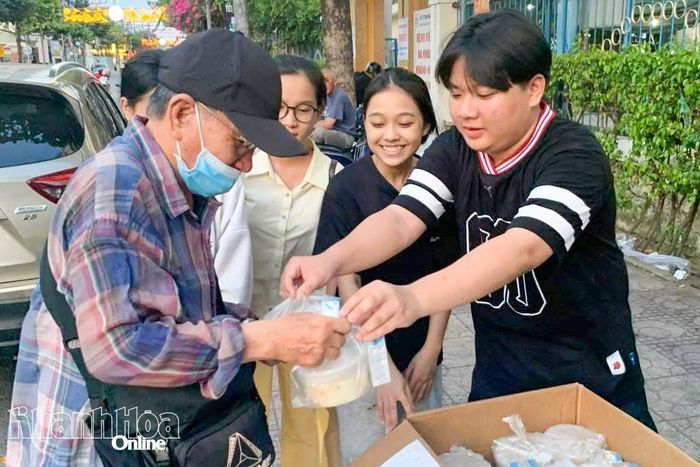 Tặng những suất ăn miễn phí cho người dân có hoàn cảnh khó khăn.