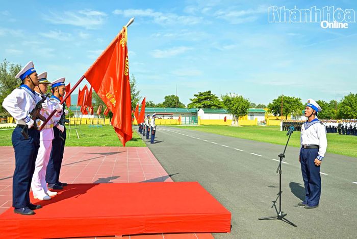 Chiến sĩ mới Lữ đoàn 101 tuyên thệ trước Quân kỳ Quyết thắng.