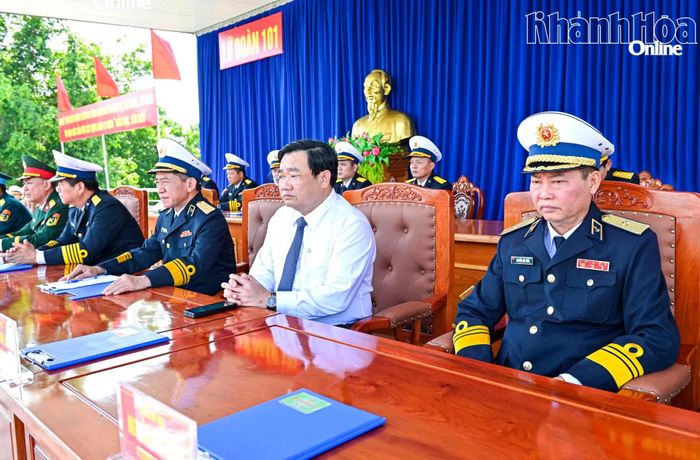 Các đồng chí lãnh đạo và đại biểu dự lễ tuyên thệ.