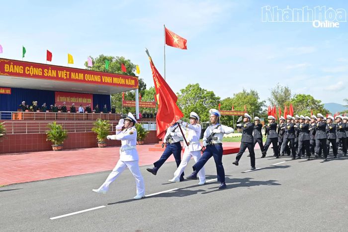 Duyệt đội ngũ tại lễ tuyên thệ.