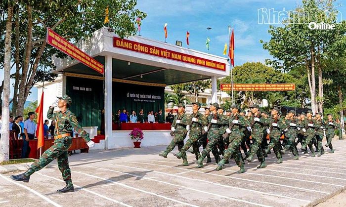 Chiến sĩ mới duyệt đội ngũ qua lễ đài.