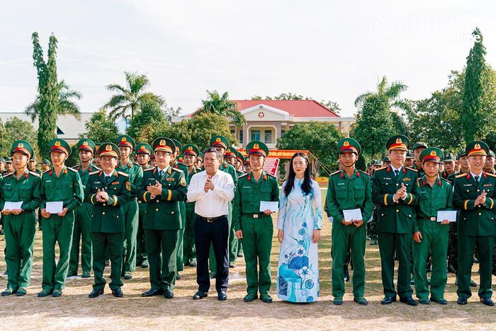 Bí thư Tỉnh ủy Trần Phong, Thiếu tướng Phan Đại Nghĩa và các đại biểu tặng quà các chiến sĩ mới.