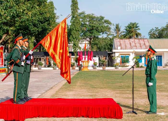 Chiến sĩ mới tuyên thệ trước Quân kỳ Quyết thắng.