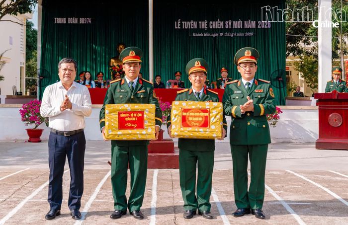 Bí thư Tỉnh ủy Trần Phong và Thiếu tướng Phan Đại Nghĩa tặng quà Trung đoàn bộ binh 974.