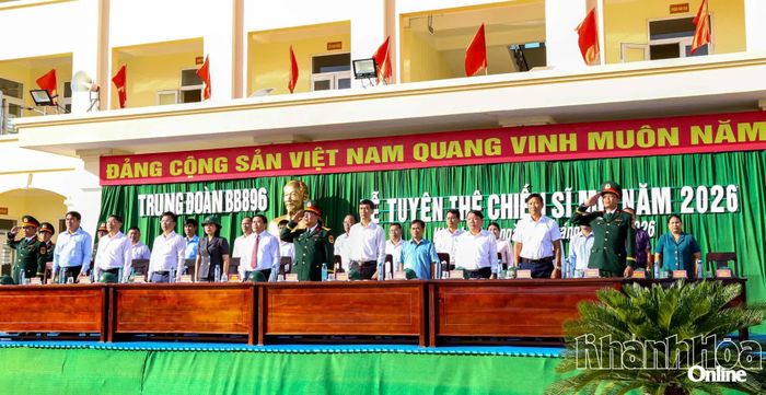 Các đại biểu thực hiện nghi lễ chào cờ.