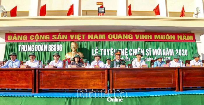 Các đồng chí: Lâm Đông, Trần Thu Mai và đại biểu tham dự buổi lễ.