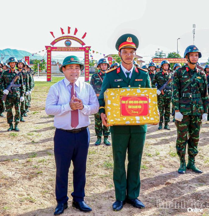 Đồng chí Lâm Đông trao quà cho Trung đoàn Bộ binh 896.