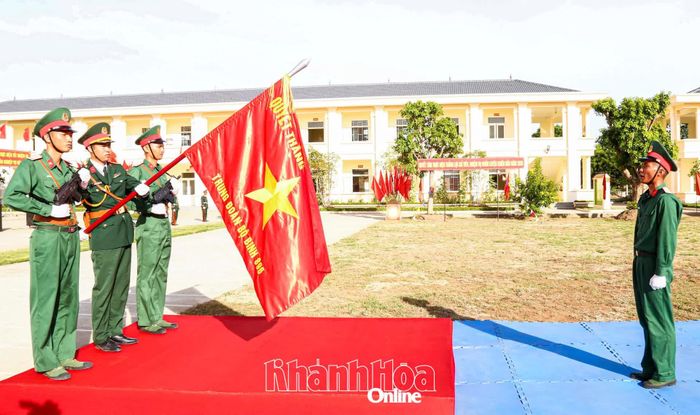 Chiến sĩ mới tuyên thệ trước Quân kỳ Quyết thắng.