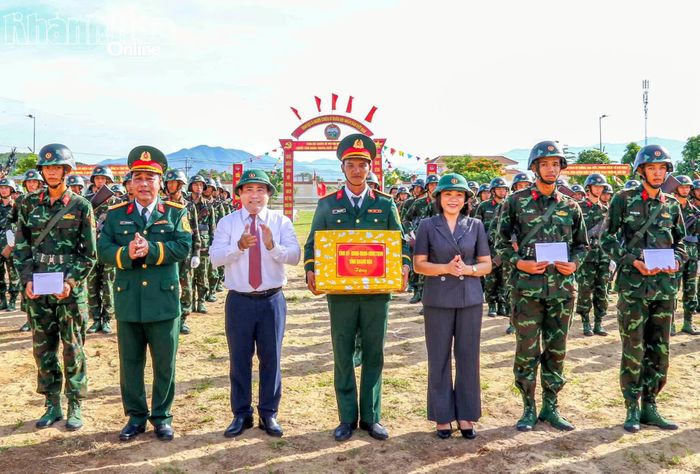 Các đồng chí: Lâm Đông, Trần Thu Mai và Đại tá Trần Tấn Cường trao quà động viên Trung đoàn Bộ binh 896 và các chiến sĩ mới.