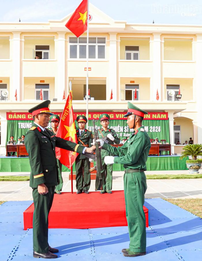 Nghi thức trao vũ khí cho chiến sĩ mới.