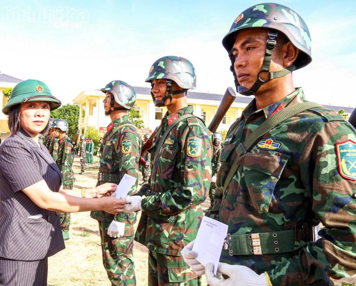Đồng chí Trần Thu Mai trao quà cho chiến sĩ mới.