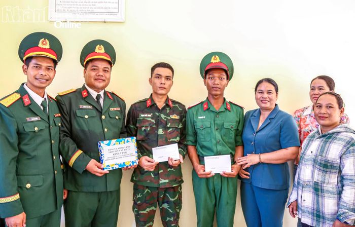 Chính quyền địa phương và thân nhân đến thăm, tặng quà cho chiến sĩ mới.