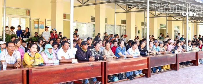 Rất đông thân nhân chiến sĩ mới đến tham dự buổi lễ.
