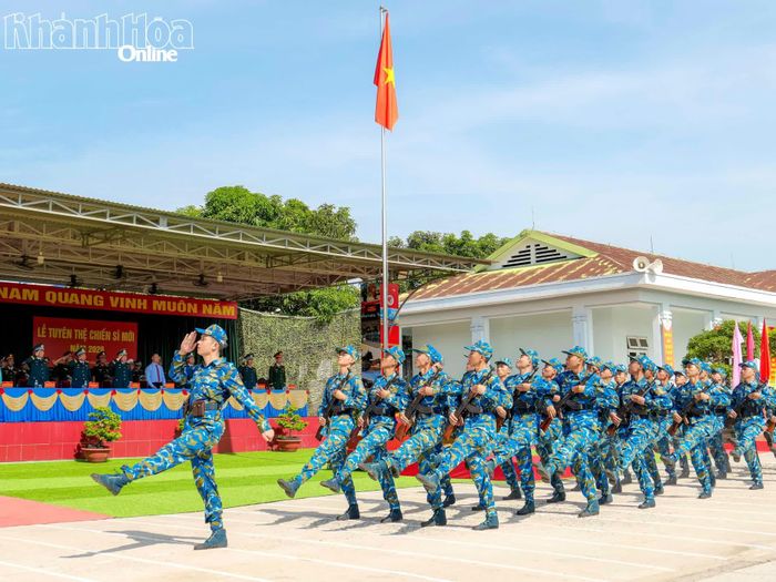 Các chiến sĩ mới tham gia duyệt đội ngũ tại buổi lễ.