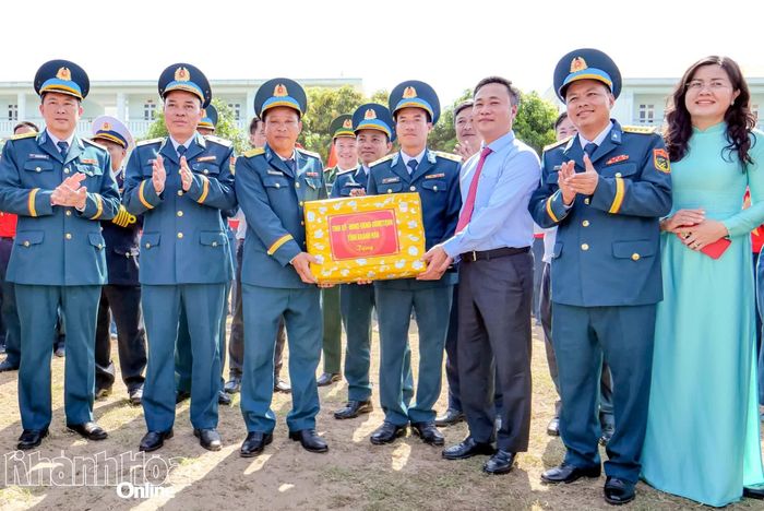 Phó Bí thư Tỉnh ủy, Chủ tịch UBND tỉnh Nguyễn Việt Hùng tặng quà cho đơn vị.