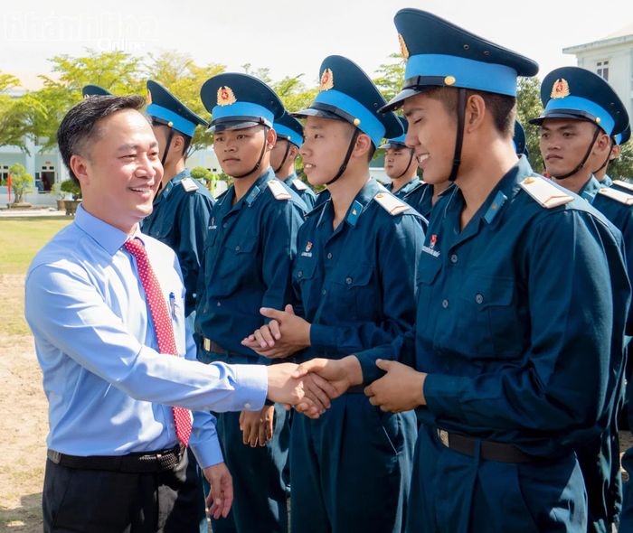 Phó Bí thư Tỉnh ủy, Chủ tịch UBND tỉnh Nguyễn Việt Hùng động viên các chiến sĩ.