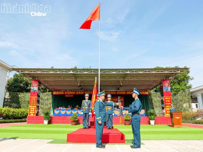 Chỉ huy đơn vị trao vũ khí cho chiến sĩ.