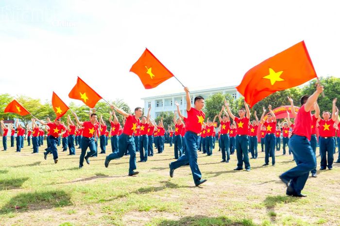Chương trình nghệ thuật do các chiến sĩ mới biểu diễn chào mừng buổi lễ.