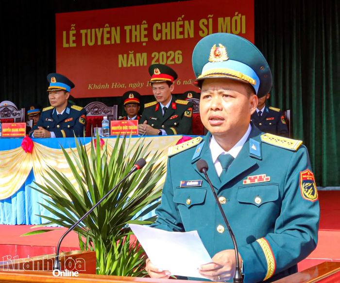 Đại tá Lê Trần Phong - Sư đoàn trưởng Sư đoàn 377 báo cáo kết quả huấn luyện chiến sĩ mới.