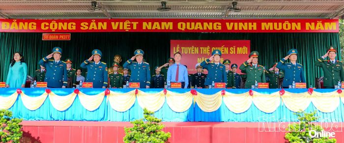 Các đại biểu thực hiện nghi lễ chào cờ tại buổi lễ.
