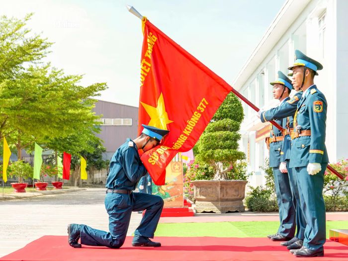 Chiến sĩ tuyên thệ dưới Quân kỳ quyết thắng.