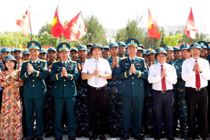 Đồng chí Nguyễn Khắc Hà và các đại biểu chụp hình lưu niệm cùng các chiến sĩ mới.