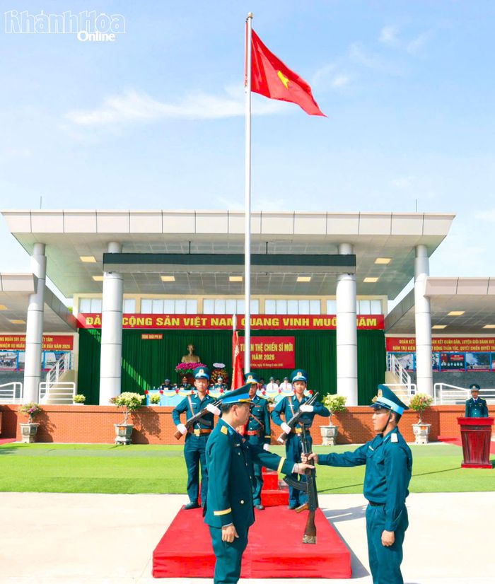 Trung đoàn trưởng Trung đoàn Pháo phòng không 591 trao vũ khí cho chiến sĩ mới.