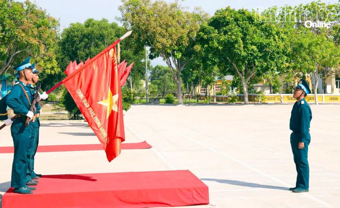 Đại diện chiến sĩ mới tuyên thệ.