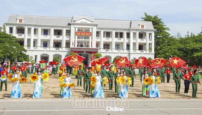 Tiết mục văn nghệ nhiều sắc màu góp phần tạo không khí trang trọng, phấn khởi tại buổi lễ.