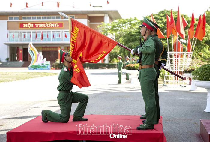 Chiến sĩ mới thực hiện nghi thức hôn Quân kỳ Quyết thắng.