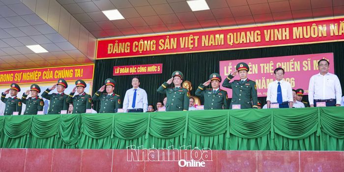 Phó Chủ tịch Thường trực UBND tỉnh Nguyễn Long Biên và các đại biểu tham dự buổi lễ.