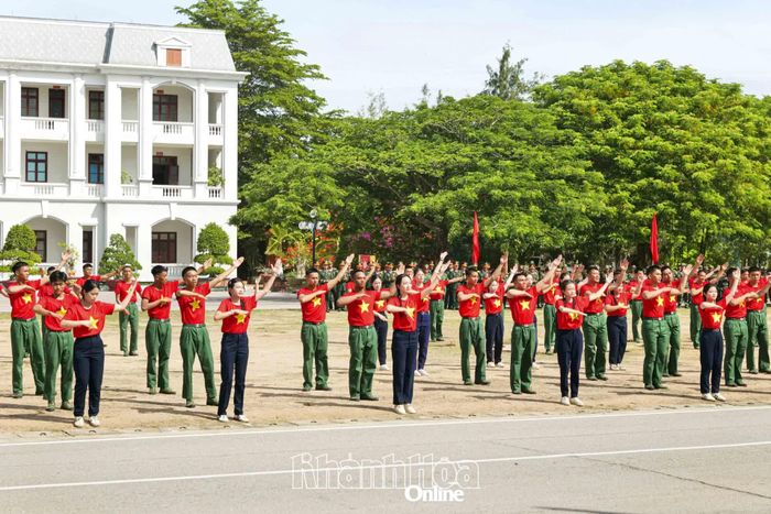 Chiến sĩ mới cùng các đơn vị kết nghĩa tham gia màn đồng diễn sôi động.