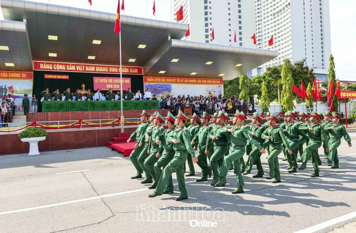 Khối chiến sĩ mới diễu hành qua lễ đài.