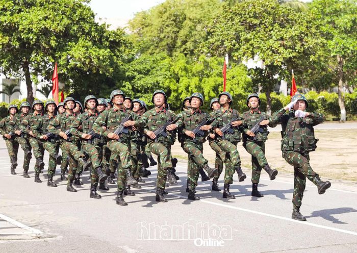 Các khối cán bộ, chiến sĩ Lữ đoàn Đặc công 5 diễu hành qua lễ đài.