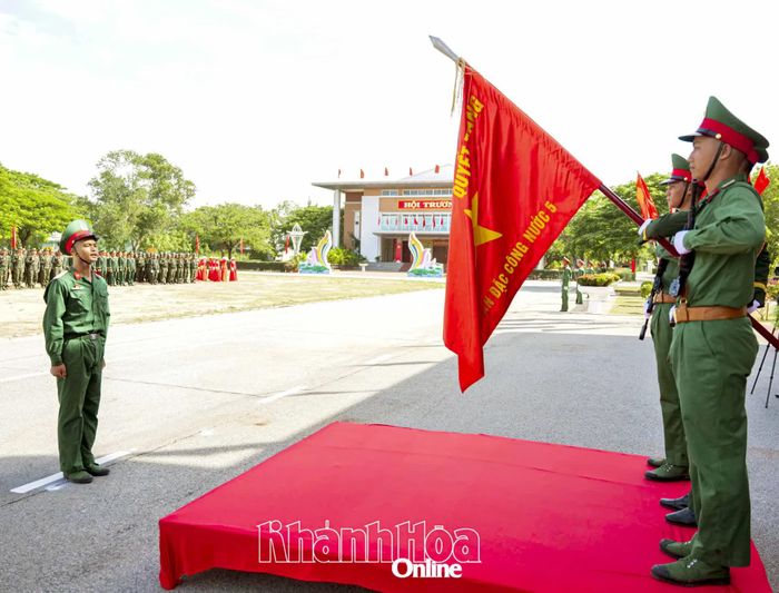 Chiến sĩ mới thực hiện nghi thức tuyên thệ trước Quân kỳ Quyết thắng.
