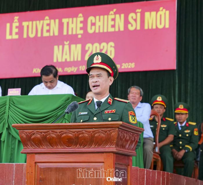 Chính ủy Binh chủng Đặc công Nguyễn Quốc Duẩn phát biểu tại buổi lễ.