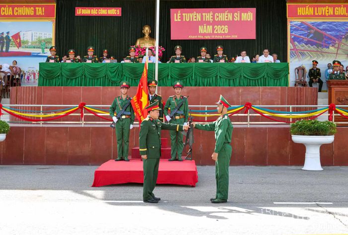 Đại tá Nguyễn Công Long - Lữ đoàn trưởng Lữ đoàn Đặc công 5 thực hiện nghi thức trao súng cho chiến sĩ mới.